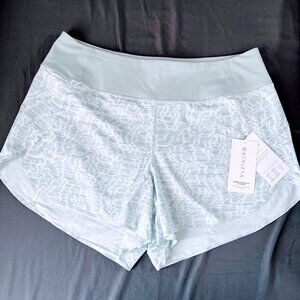 Athleta Women's Run With It Printed 3.5" Active Shorts Size 1X Sage Green Waves